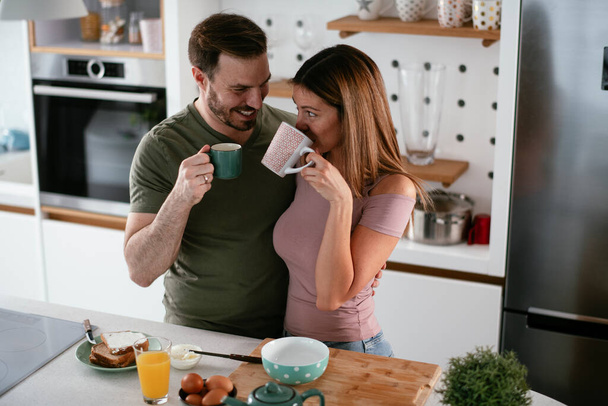 feliz pareja desayunando en la cocina  - Foto, Imagen