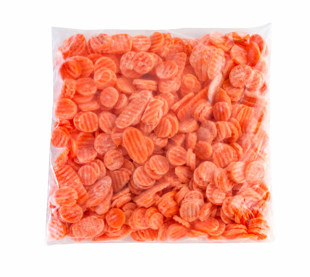 Légumes congelés dans un sac plastique. Sentier de coupe. - Photo, image