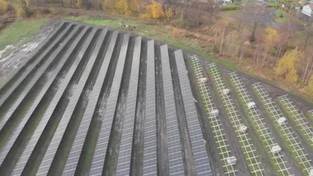 Возобновляемые альтернативные источники энергии, строительная площадка солнечной энергии, откатить антенну - Кадры, видео