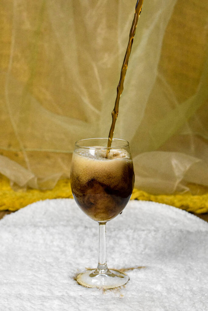bebida efervescente derramada em um copo - Foto, Imagem