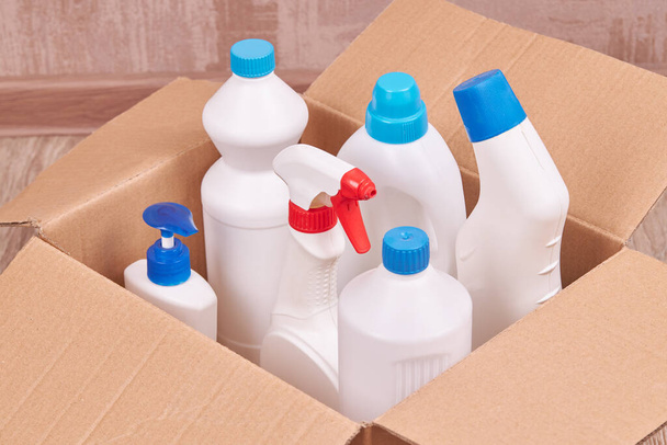 Ev işleri için boş temizleme kimyasalları şişeleri. ürün teslimatı ve bulaşık yıkama hizmeti kavramı - Fotoğraf, Görsel