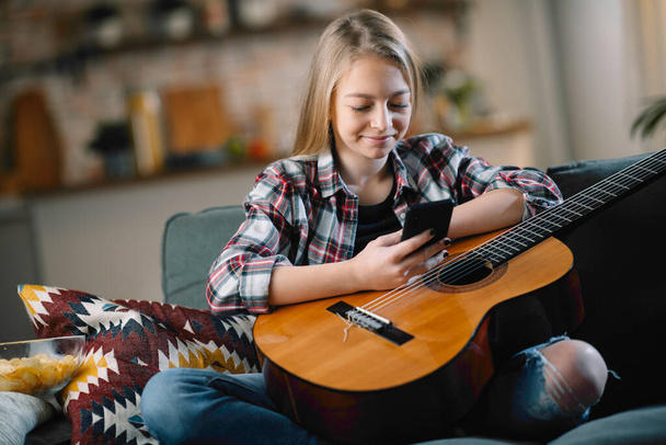 portré tizenéves lány gitár - Fotó, kép