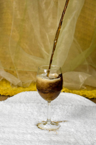 bebida gaseosa vertida en un vaso - Foto, imagen