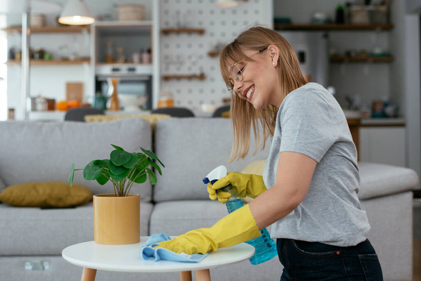 Mujer atractiva joven limpieza en casa  - Foto, Imagen