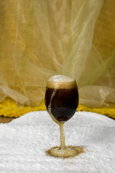 sprudelndes Getränk in ein Glas gegossen - Foto, Bild
