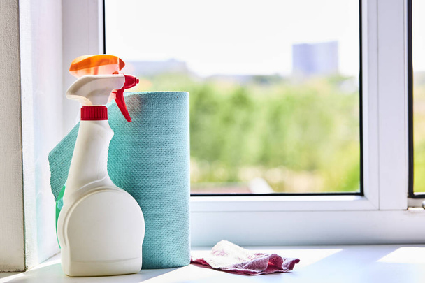 Kirli pencereleri kimyasal spreyle temizlemek ya da yıkamak. ev işi temizleme konsepti - Fotoğraf, Görsel
