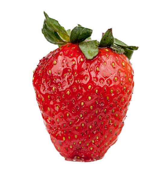 Frische Erdbeere isoliert auf weißem Hintergrund. Unterschiedliches Objekt oder Blickwinkel aus einem anderen Blickwinkel im Portfolio. - Foto, Bild