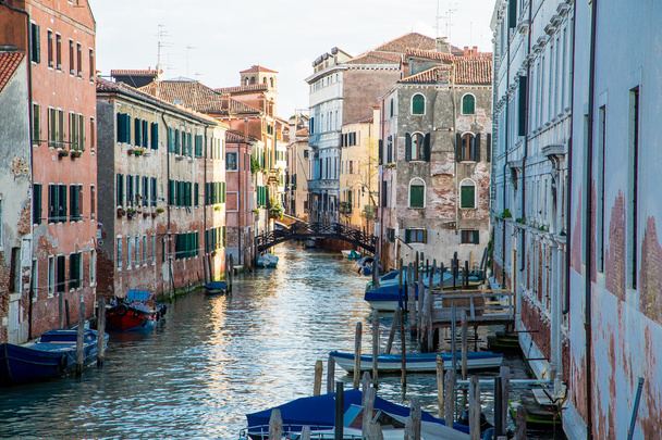 Boats and Bridge in Venice Canal - Foto, Bild