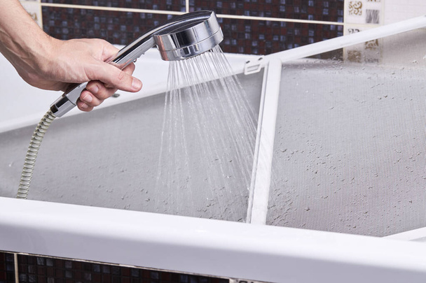 poros szúnyogháló ablak tisztítása és mosása. a házimunka fogalma - Fotó, kép