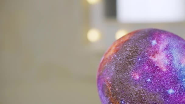 Lähikuva galaktinen lamppu pallomainen lyhty neon valo jalustalla talossa - Materiaali, video