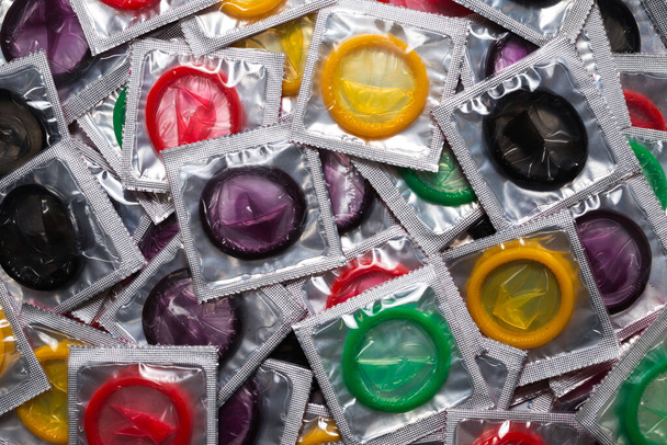 Barevné kondomy pozadí. Horní pohled.  - Fotografie, Obrázek