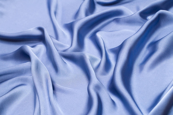 Синя шовкова або атласна розкішна тканина. Вид зверху
. - Фото, зображення