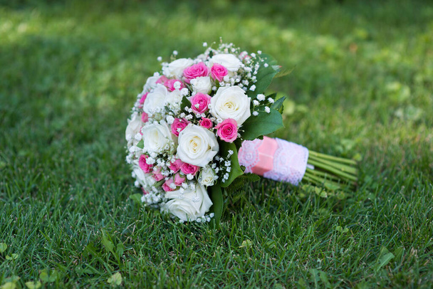 Menyasszonyi csokor nagy és kis rózsából - Fotó, kép