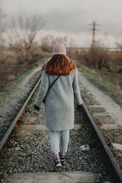 Tyttö menee vanha rautatie - Valokuva, kuva