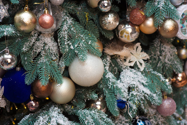 Las pelotas de juguete en un árbol de Navidad de cerca - Foto, Imagen