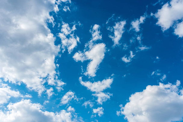 Hermosas nubes volumétricas en un cielo azul - Foto, Imagen