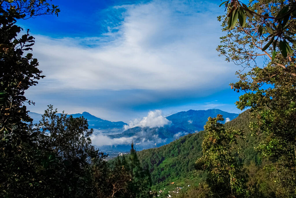 pilvet nousevat metsissä korkeiden vuorten cajola - Valokuva, kuva