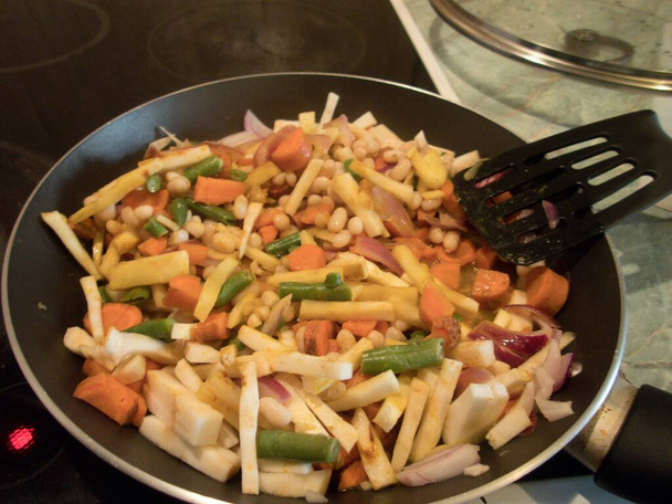 φρέσκια, σπιτική, ζεστή σαλάτα λαχανικών γεμάτη βιταμίνες - Φωτογραφία, εικόνα