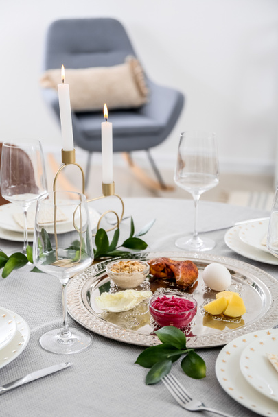Passahfest-Seder-Teller mit traditionellem Essen auf dem Tisch - Foto, Bild