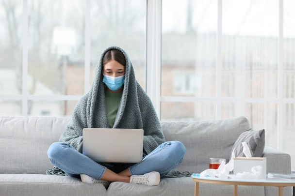 Хвора молода жінка з ноутбуком працює вдома
 - Фото, зображення