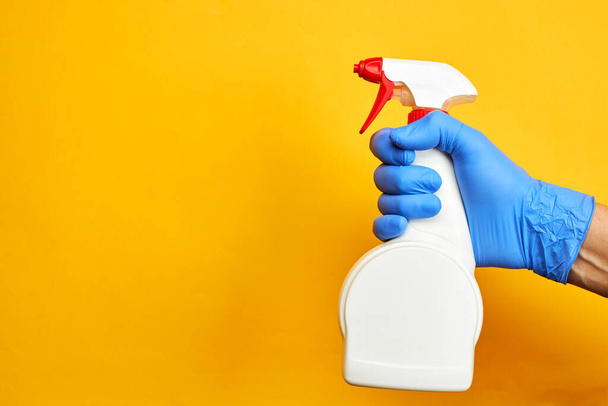 kemiallinen siivouspalvelu käsite. tuote pestäväksi. Kopioi kirkas oranssi tausta - Valokuva, kuva