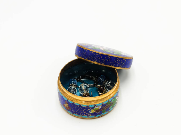 Rustieke Vintage Ronde sieraden Porselein Decoratieve Bloemen Trinket Box in witte achtergrond - Foto, afbeelding