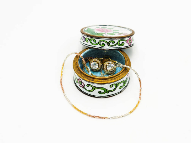 Beyaz Arkaplanda Rustik Vintage Yuvarlak Mücevher Porselen Dekoratif Çiçek Mücevher Kutusu - Fotoğraf, Görsel