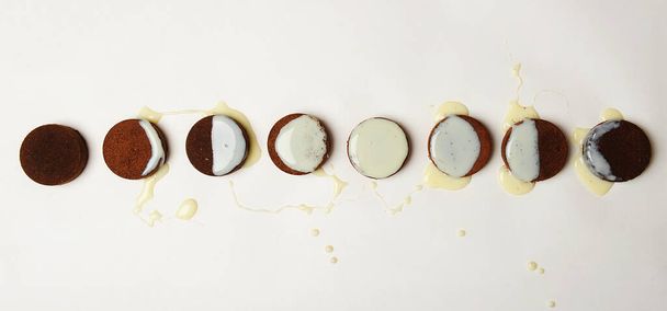 Mondphasendiagramm aus Kaffee-Espresso-Pucks und Milch auf weißem Hintergrund. Draufsicht, isoliert - Foto, Bild