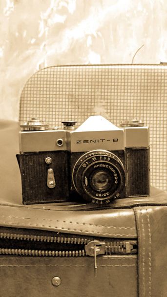 vintage kamera és régi bőröndök - Fotó, kép