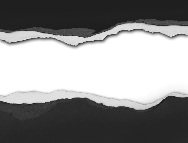 Papel negro rasgado sobre fondo liso, espacio para copia - Foto, Imagen