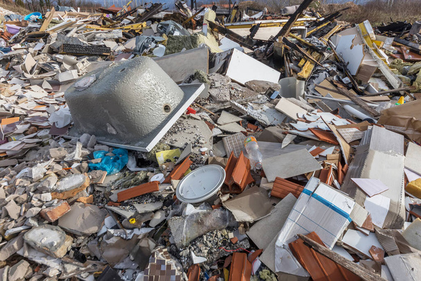 ένας σωρός από σκουπίδια πεταμένα σε ανοιχτό χώρο - Φωτογραφία, εικόνα