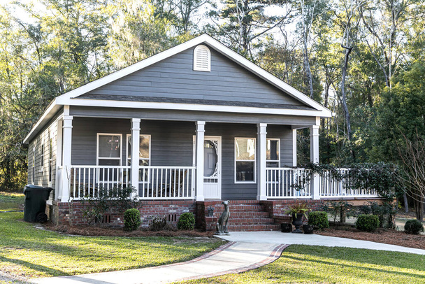 Ön ve yan verandası beyaz tırabzanlı küçük mavi mobil ev. - Fotoğraf, Görsel