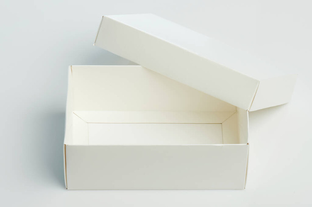 Caixa de papel branco quadrado isolada no fundo do estúdio - Foto, Imagem