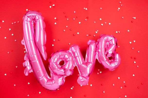 Ροζ μπαλόνι αέρα σε σχήμα της λέξης αγάπη - Φωτογραφία, εικόνα