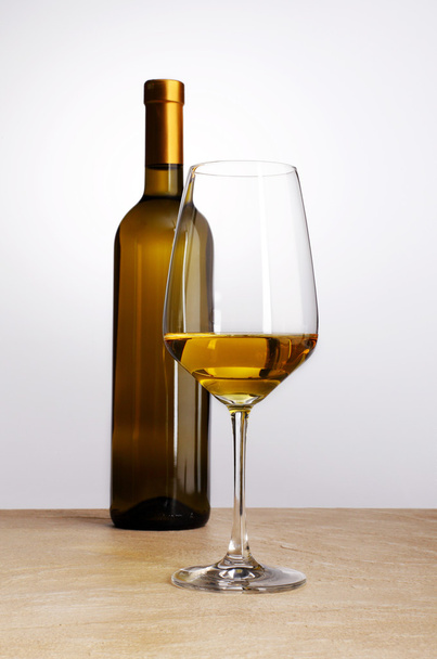 bouteille de vin blanc avec verre plat sur la table
 - Photo, image