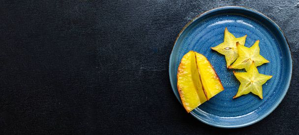 carambola star fruta rebanadas listo para comer bocadillo saludable al aire libre vista superior copia espacio para texto alimentos fondo rústico imagen - Foto, imagen
