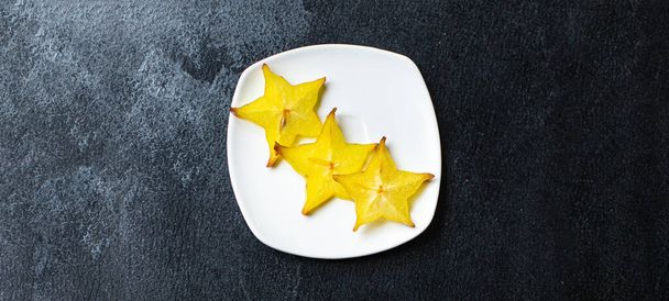 carambola estrela de frutas fatias prontas para comer lanche saudável vista superior ao ar livre espaço de cópia para texto comida fundo rústico imagem - Foto, Imagem