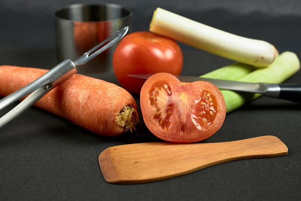 Ingredienti alimentari vegetariani: pomodoro, porro e carota - Foto, immagini
