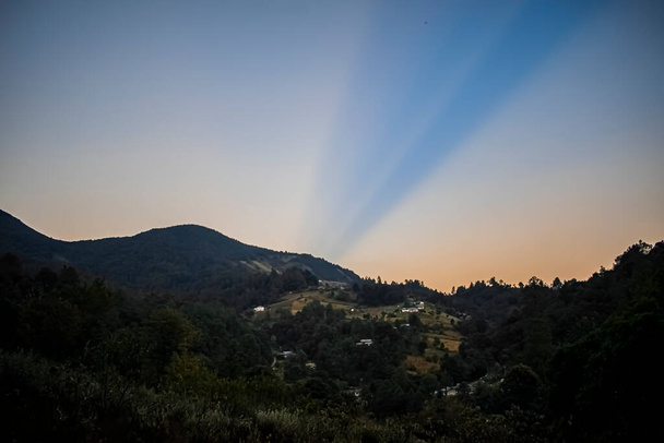 Auringonsäteet vuorten yläpuolella San acarlos sija - Valokuva, kuva