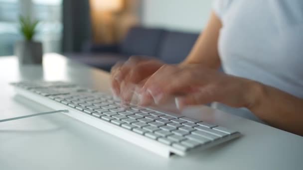 Zrychlené video ženských rukou, jak píšou na klávesnici počítače. Koncept odlehlé práce. Rychlý pohyb. Včasná - Záběry, video
