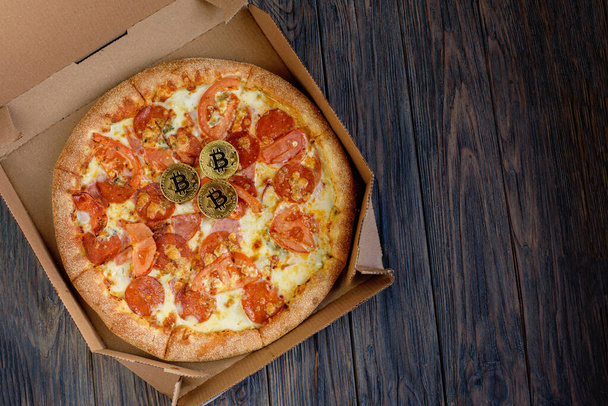 Bitcoin Pizza Day 22 May. cryptocommunity holiday. 2 pizzas for a price of 10000 Bitcoins. Pizza Index - Φωτογραφία, εικόνα