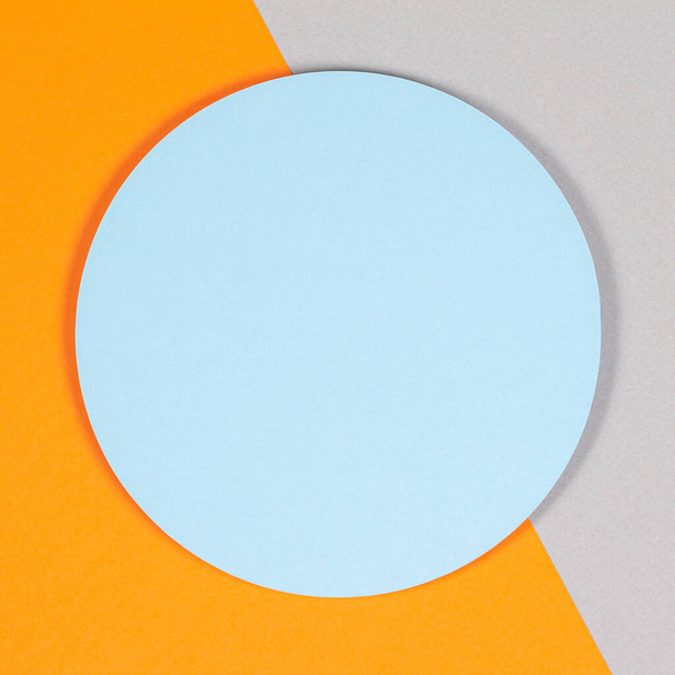 Streszczenie geometrycznej tekstury tła miękkiego jasnoniebieskiego, pastelowego szarego i pomarańczowego papieru barwnego. Widok z góry, płaski - Zdjęcie, obraz