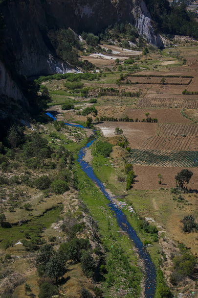 Ποταμός ρυπαίνων από ανθρώπους με γη από αγροκτήματα προς σπορά - Φωτογραφία, εικόνα
