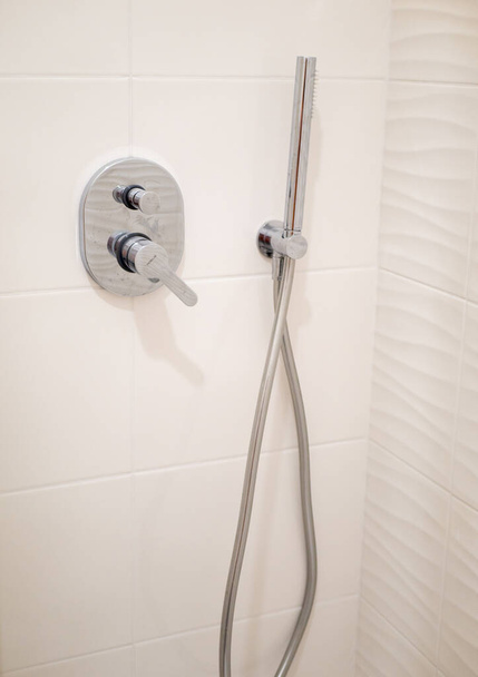 chromovaná velká čtvercová sprchová hlavice, dešťová nálevka v koupelně, moderní design chromovaného sprchového kohoutku. - Fotografie, Obrázek