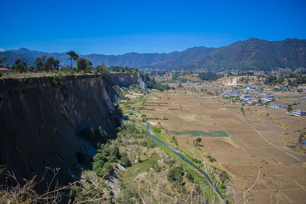 rokle a údolí s řekami a zeleninou úroda na podzim s modrými horami pohled - Fotografie, Obrázek
