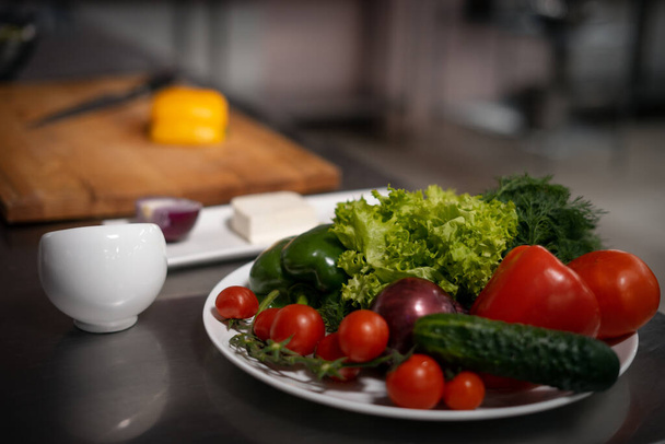 primer plano de verduras frescas para ensalada griega con tomate, pepino y pimienta - Foto, Imagen