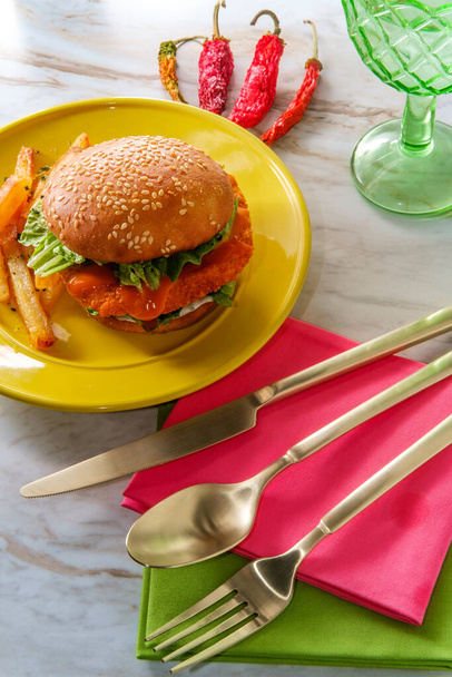pikantní křupavý buvolí kuřecí sendvič s hranolky fantazie fast food večeře - Fotografie, Obrázek
