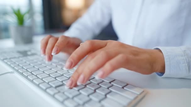 Mãos femininas digitando em um teclado de computador. Conceito de trabalho remoto. - Filmagem, Vídeo