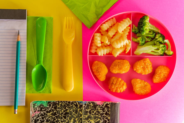 Στο σπίτι σχολείο κοτόπουλο nugget γεύμα σερβίρεται σε δίσκο με τηγανητές πατάτες και μπρόκολο - Φωτογραφία, εικόνα