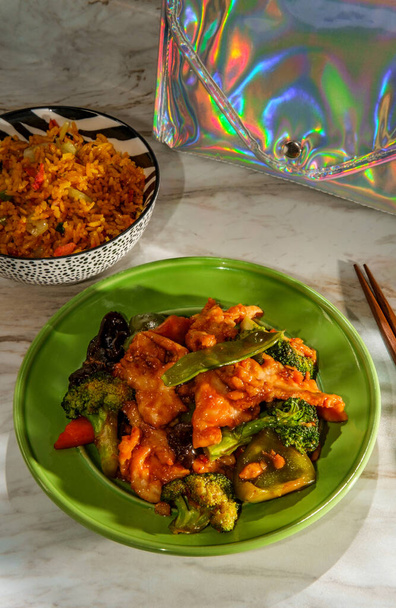 Pollo al ajo chino con verduras mixtas salteadas y lado de arroz frito de cerdo - Foto, imagen